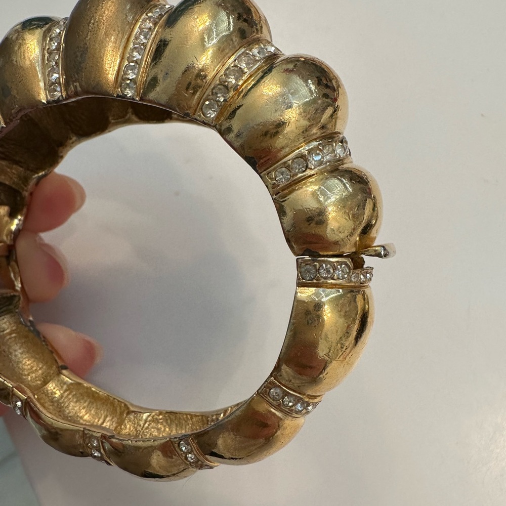 Vintage Ciner bangle bracelet gold